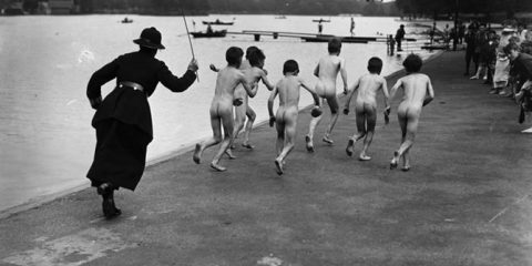 Hyde Park (Londra): Poliziotta insegue bambini che hanno fatto il bagno in un’area interdetta (1926)