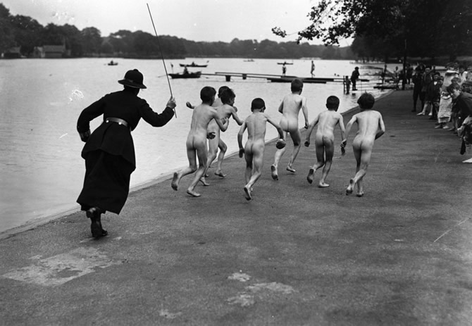 Poliziotta insegue bambini che hanno fatto il bagno in un'area interdetta (Londra 1926)