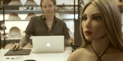 La sexy bambola diventa un robot che suscita emozioni (videonews)