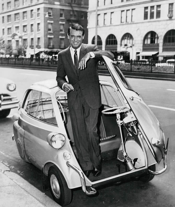 Cary Grant con una Minicar BMW Isetta del 1962 a Londra