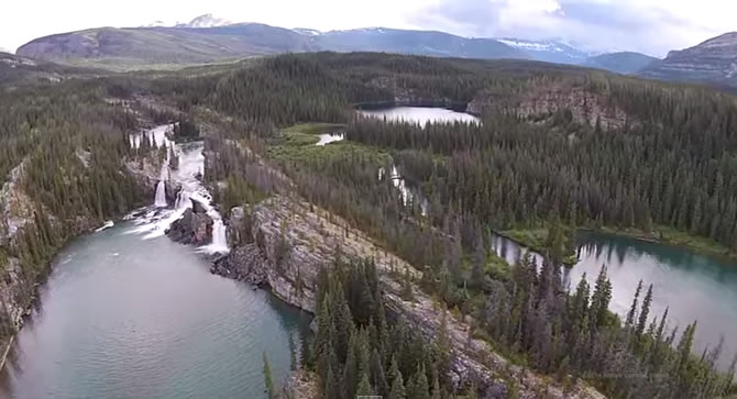 Le cascate di Monkman in British Columbia viste dal drone
