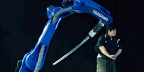 Il braccio meccanico che sfida il samurai (video)