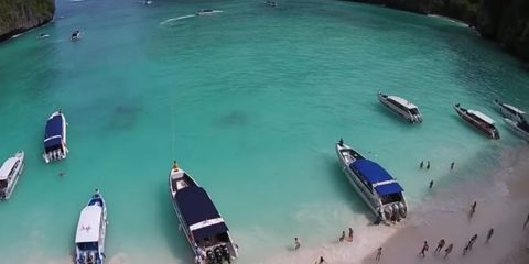 La spiaggia di Phi Phi (Tailandia) dove è stato girato il film The Beach con Leonardo di Caprio vista dal drone