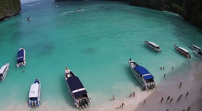 La spiaggia di Phi Phi (Tailandia) dove è stato girato il film The Beach con Leonardo di Caprio vista dal drone