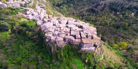 Il borgo di Calcata visto dal drone