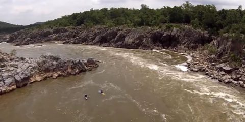 Video Droni. Canoe tra le rapide viste dal drone