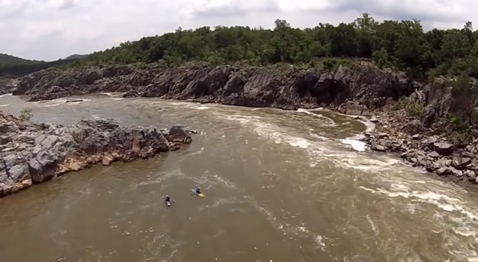 Canoe tra le rapide viste dal drone