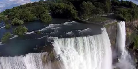 Video Droni. Le cascate del Niagara viste dal drone tra spruzzi e arcobaleni