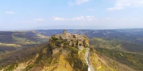 Civita di Bagnoregio: Il miracolo di un borgo sospeso visto dal drone