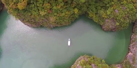 Video Droni. Le isole di Phang Nga, Khao Phing Kan (James Bond Island), Hong Island in Tailandia, viste dal drone