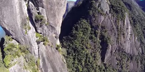 Video Droni. Scalata del Dedo de Deus (Brasile) ripresa dal drone
