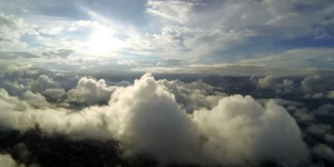Video Droni. In volo sopra le nuvole: Drone a 1500 m di altitudine