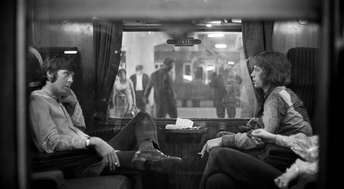 Paul McCartney (Beatles) e Mick Jagger (Rolling Stones) in treno nel 1967