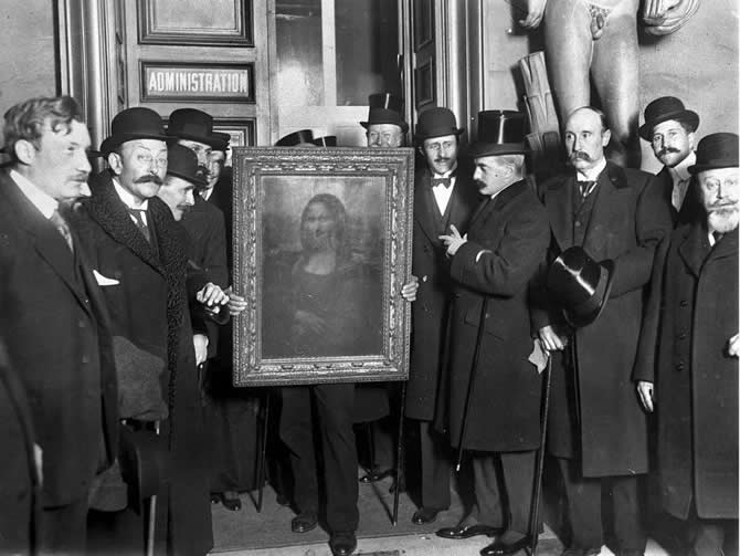 Foto di gruppo al Louvre (gennaio 1914) per il ritorno di Mona Lisa due anni dopo il furto