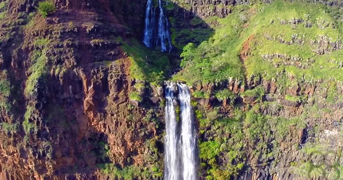 Waimea Canyon, la location di Jurassic Park, vista dal drone