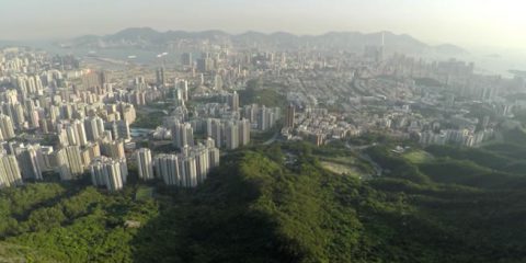 Video Droni. Hong Kong: grattacieli incuneati tra i monti e la baia