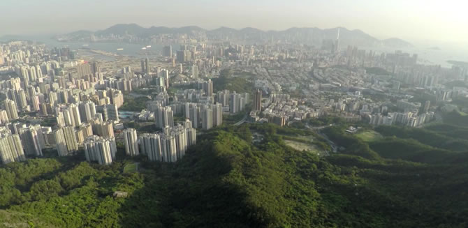 Hong Kong: grattacieli incuneati tra i monti e la baia