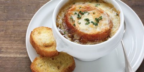 Sempre cipolle sono ma appena diventa “soupe à l’oignon”, è decisamente più chic!