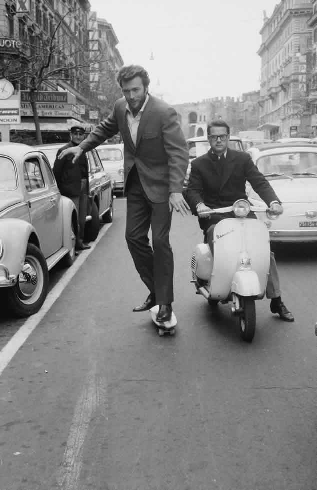 Clint Eastwood sullo skateboard a Roma (1965)