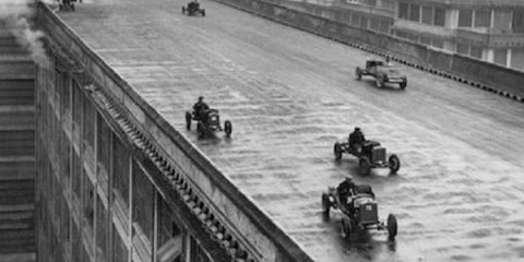 Non ci posso credere: Collaudo delle prime automobili sul tetto dello stabilimento Fiat del Lingotto di Torino (1923)