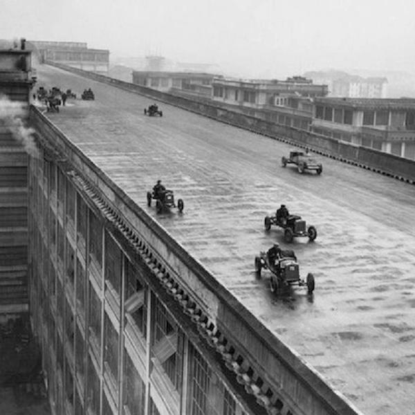 Collaudo delle prime automobili sul tetto dello stabilimento Fiat di Torino (1923)
