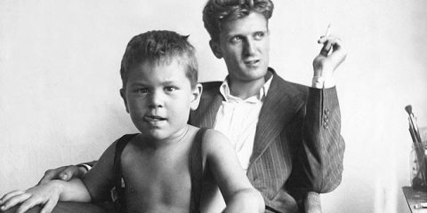 Come erano. Un piccolo Robert De Niro junior tra le gambe del papà, Robert De Niro senior (1946)