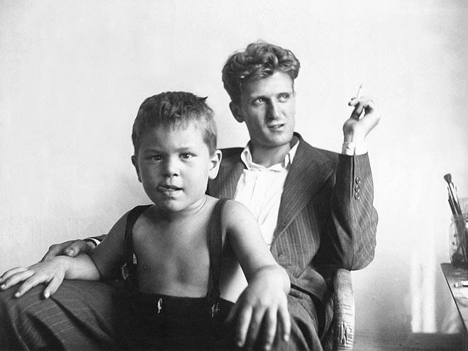 Robert De Niro junior tra le gambe del papà, Robert De Niro senior (1946)