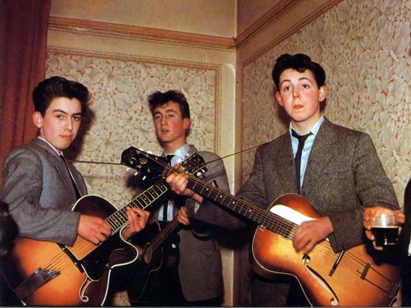 The Beatles: George Harrison (14 anni), John Lennon (16) e Paul McCartney (15) nel 1957