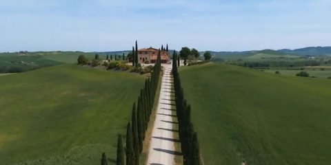 La Val d’Orcia vista dal drone tra arte e natura: cipressi, dolci colline e testimonianze Rinascimentali