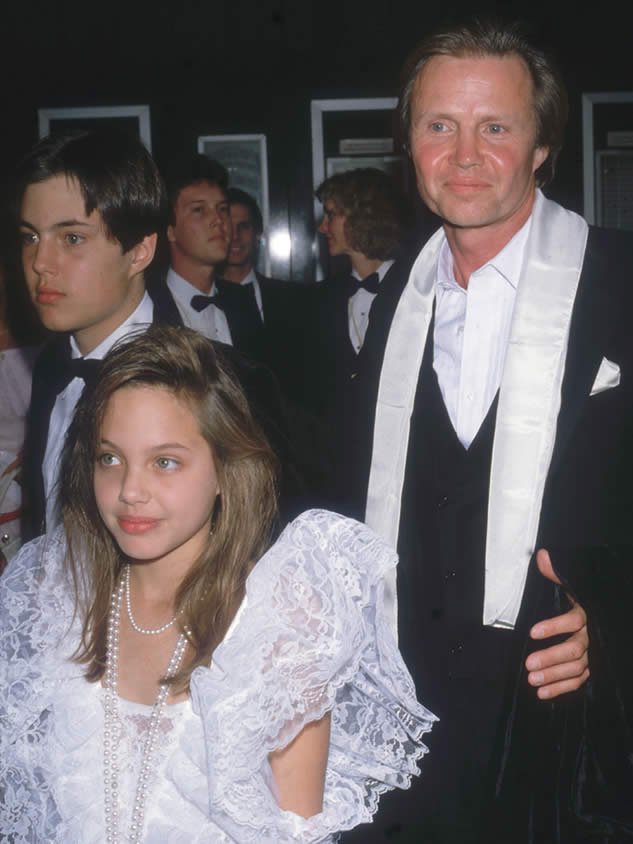 Angelina Jolie con il papà  Jon Voight alla premiazione degli Oscar (1986)