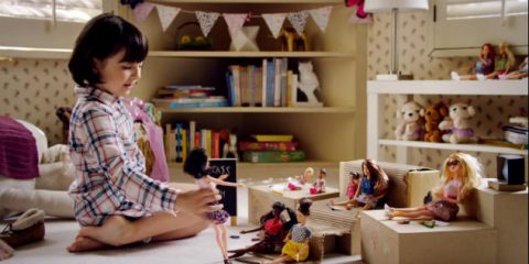 Spot&Social: guerra di marketing su Barbie, icona o donna stereotipata?