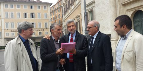 Call center: clausola sociale, Slc Cgil consegna 15.000 firme alla Camera dei Deputati