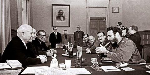 Cremlino: Fidel Castro si accende un sigaro sotto gli occhi incuriositi di Krushiov che sbircia i suoi due Rolex (Mosca 1963)