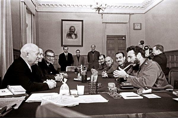 Fidel Castro si accende un sigaro sotto gli occhi incuriositi di Krushiov 