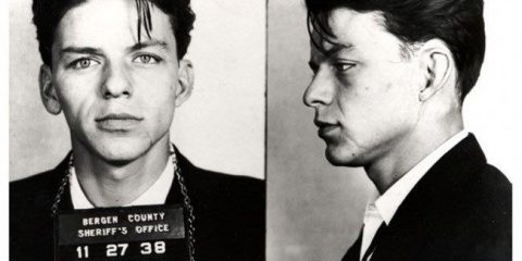Come erano. Foto segnaletica di Frank Sinatra, arrestato per adulterio e seduzione, considerati reati a quei tempi (1938)
