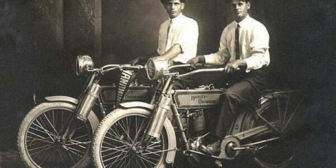 Come erano: William Harley e Arthur Davidson a cavallo di una delle loro prime moto (1914)
