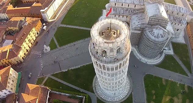 Pisa e Piazza dei Miracoli vista dal drone