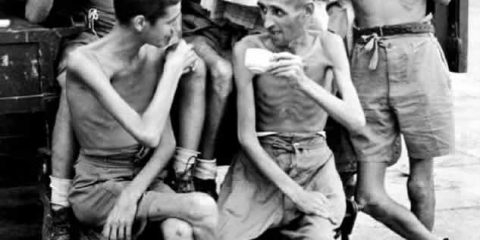 Magri e felici, ma sempre con stile: Prigionieri di guerra britannici appena liberati da un campo di prigionia giapponese a Sumatra (1945)