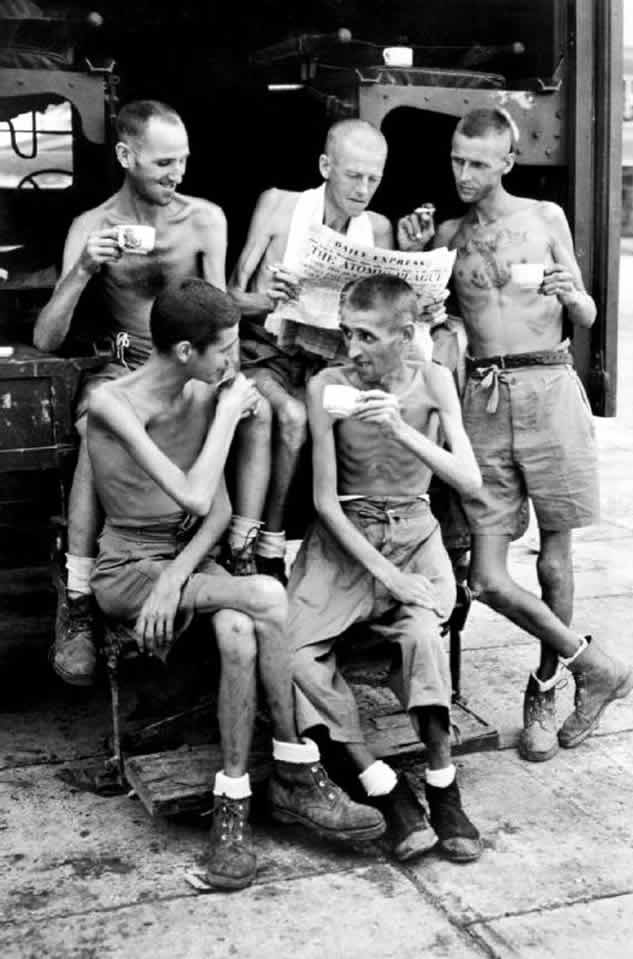 Prigionieri di guerra britannici appena liberati da un campo di prigionia giapponese a Sumatra 