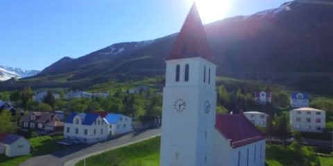 Video droni. L’Islanda vista dal drone: Geyser, mare, rocce e verde accecante