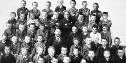 Che te lo dico a fare? Adolf Hitler in quarta elementare: naturalmente sullo sgabello più in alto (1899)