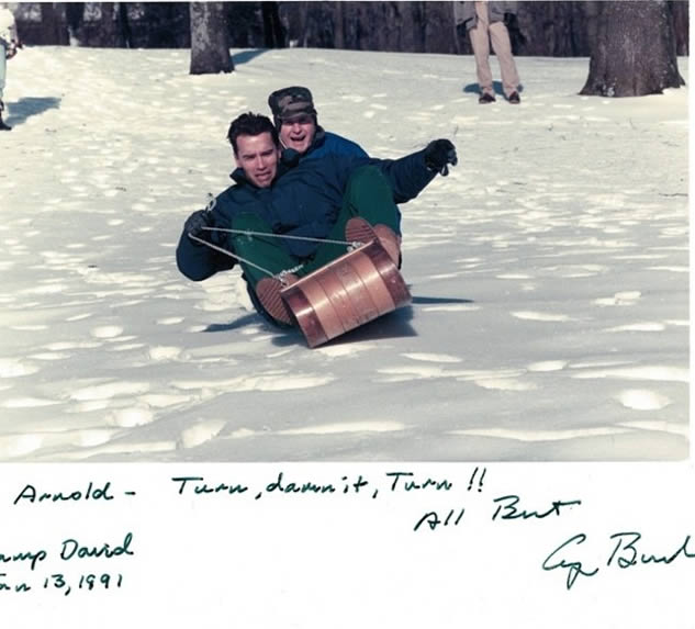 George Bush e Arnold Schwarzenegger insieme sullo slittino ad Aspen (1991)