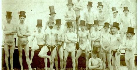 In brache ma con stile: Rappresentanti dell’esclusivo Beach Swimming Club di Brighton (1863)