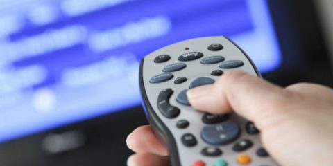 Italiani teledipendenti, più di 4 ore al giorno davanti alla Tv