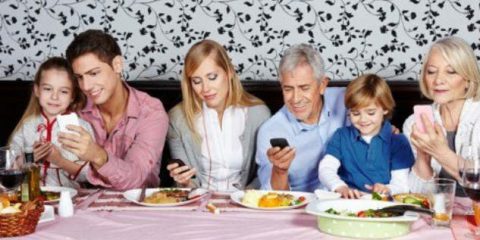 Smartphone e Tv, non se ne fa a meno neanche a tavola