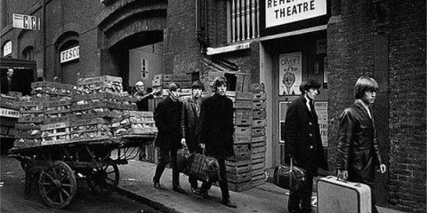 I Rolling Stones, giovanissimi, poco prima di un concerto al Donmar Theatre di Covent Garden a Londra (1964)