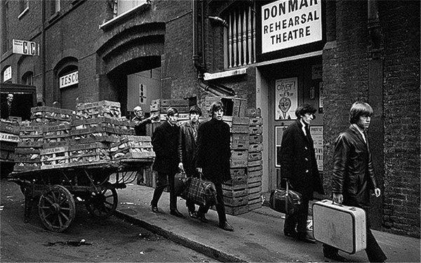 I Rolling Stones prima di un concerto al Donmar Theatre (Londra, 1964)