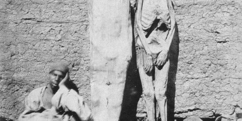 Chi offre di più? Venditore di mummie in Egitto (1875)