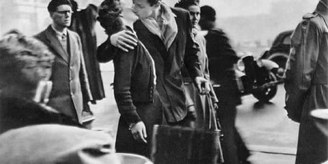 “Le baiser de l’Hôtel de Ville”: Una foto di  Robert Doisneau per dirti tante volte che ti amo (1950)