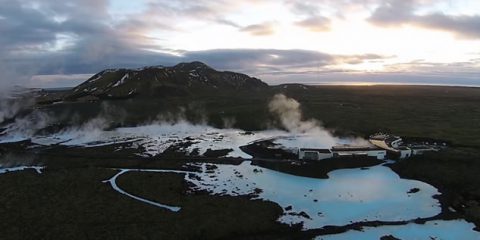 Video Droni. Prendimi l’anima: la bella Islanda, tra geyser e scogliere, vista dal drone